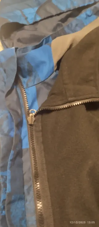 Anorak McKinley niño azul y negro Talla 14 años