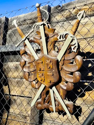Escudo madera tallada espadas antiguo