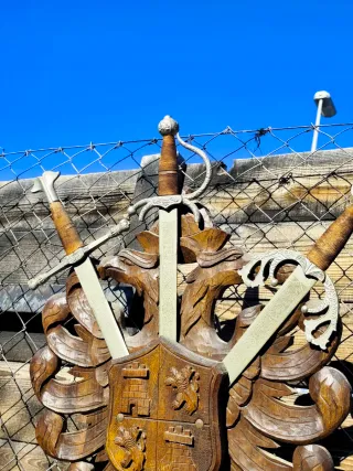 Escudo madera tallada espadas antiguo