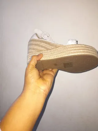 Sandalias cuña blancas y beige