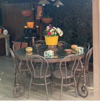 Mesa redonda cristal rueda de carro y 8 sillas