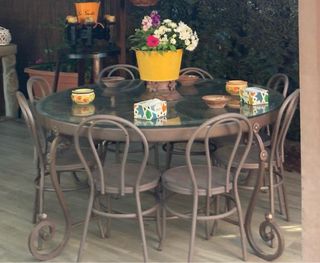 Mesa redonda cristal rueda de carro y 8 sillas