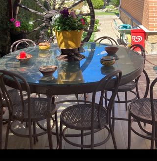 Mesa redonda cristal rueda de carro y 8 sillas