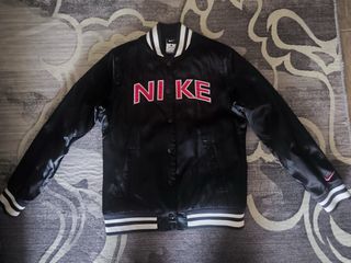 Cazadora Bomber Nike Negra y Rosa