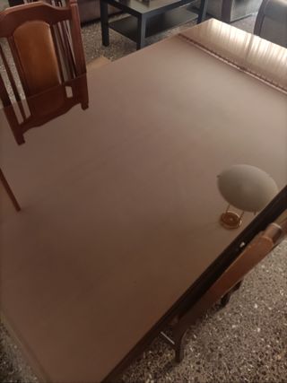 Mesa comedor vintage con cristal protector