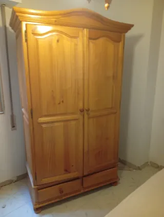 Armadio in legno massello a 2 ante