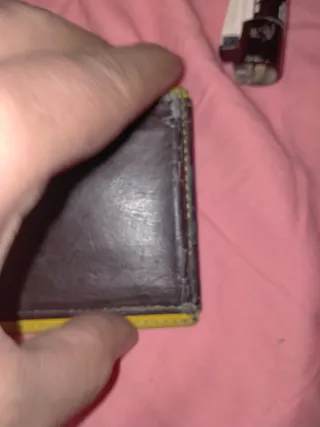 Cartera de piel marrón y ribete amarillo