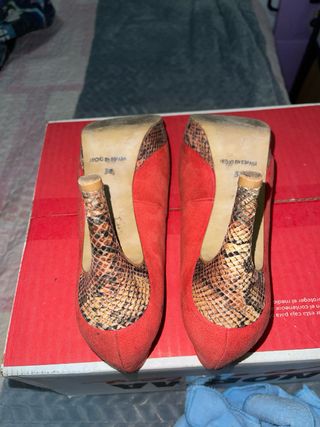 Zapatos de tacón rojos con estampado de serpiente