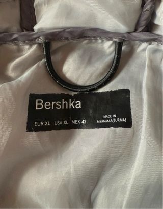Abrigo Bershka gris con capucha Talla XL