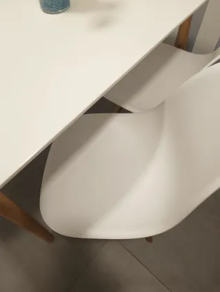 Mesa de comedor y 4 sillas blancas