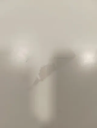 Mesa de comedor y 4 sillas blancas