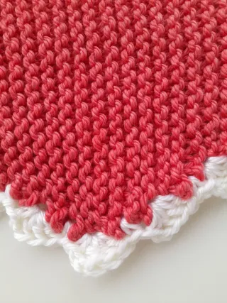 Toquilla bebé coral con borde blanco