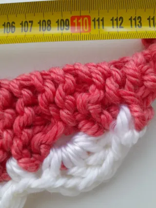 Toquilla bebé coral con borde blanco