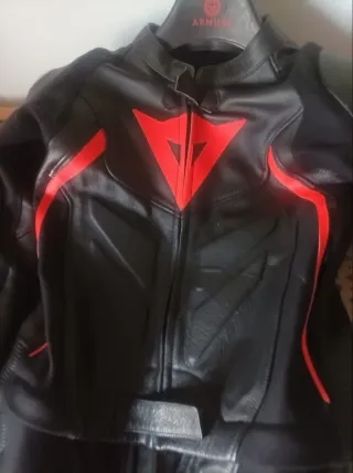 Mono Dainese 2 piezas Negro/Rojo