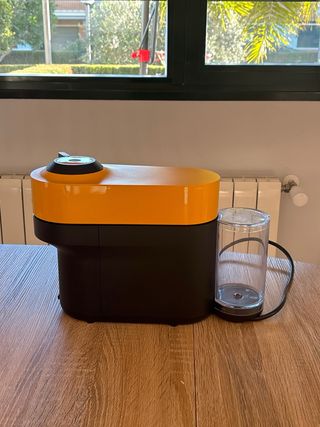 Cafetera Nespresso Amarilla y Negra