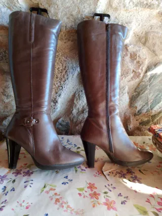 Stivali alti marroni con tacco