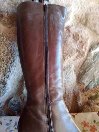 Stivali alti marroni con tacco