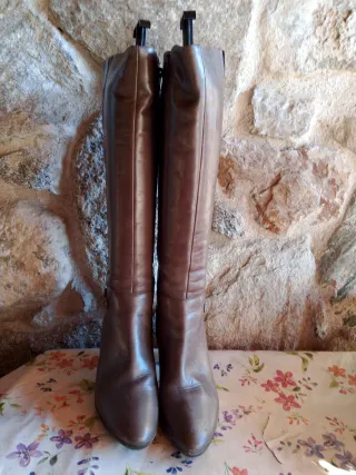 Stivali alti marroni con tacco