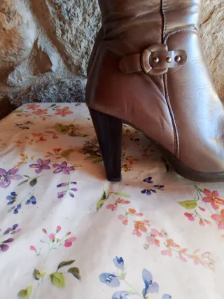 Stivali alti marroni con tacco