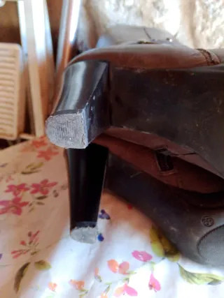 Stivali alti marroni con tacco