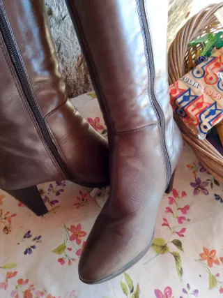 Stivali alti marroni con tacco