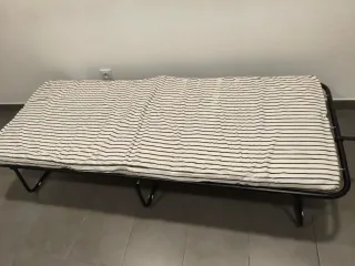 Cama plegable ligera con funda