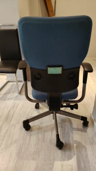 Silla de oficina azul y negra