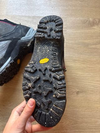 Botas de montaña Salewa grises y rojas