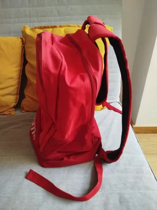 Mochila Joma roja con compartimento para botas