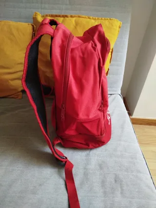 Mochila Joma roja con compartimento para botas
