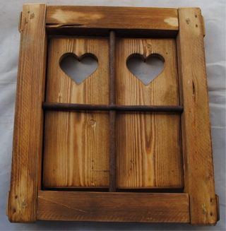 Finestrella artigianale con scuri a cuore. Arrredo