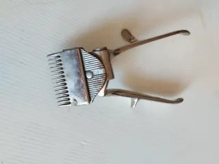 Máquina antigua de cortar pelo