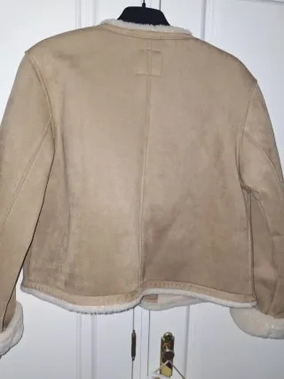 Chaqueta Zara corta beige