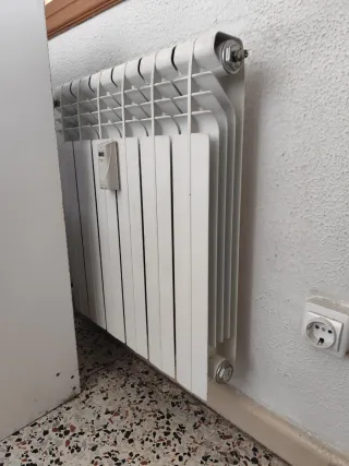 Radiadores blancos de aluminio.