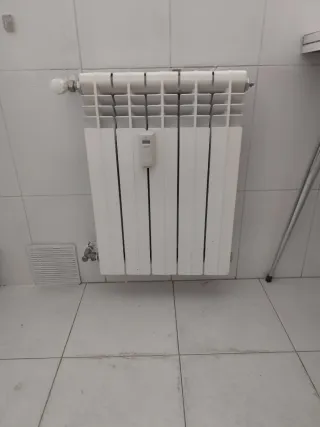 Radiadores blancos de aluminio.