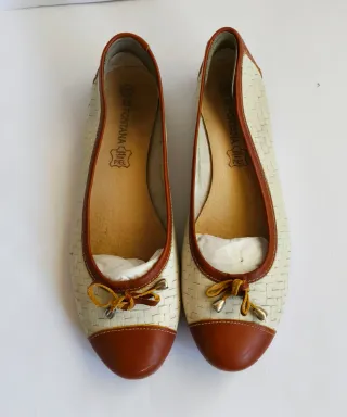 Manoletinas de piel beige y marrón