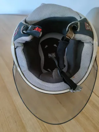 Casco de moto plateado con visera