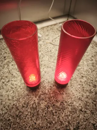 Lámparas de cristal rojo y madera