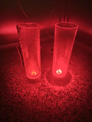 Lámparas de cristal rojo y madera