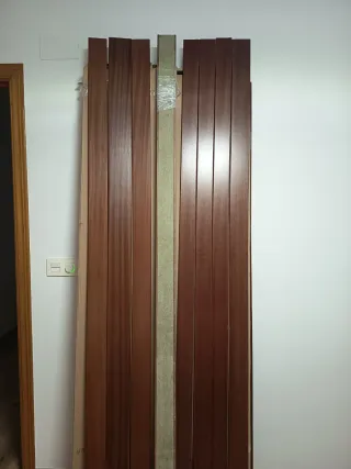 Puerta corredera madera color Sapelly.