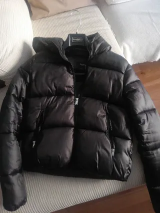 Plumas Bershka negro con capucha