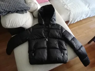 Plumas Bershka negro con capucha