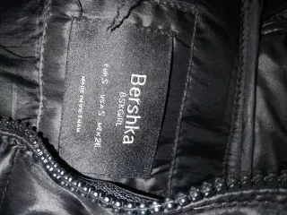 Plumas Bershka negro con capucha