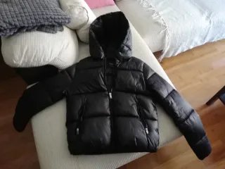 Plumas Bershka negro con capucha