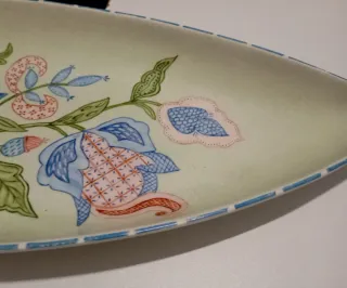 RARO PLATO CON FORMA DE HOJAS , ROYAL WINTON