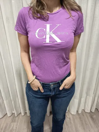Camiseta Calvin Klein morada talla XS