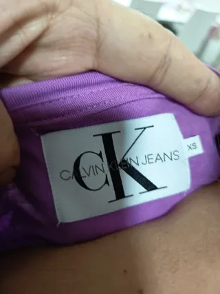 Camiseta Calvin Klein morada talla XS