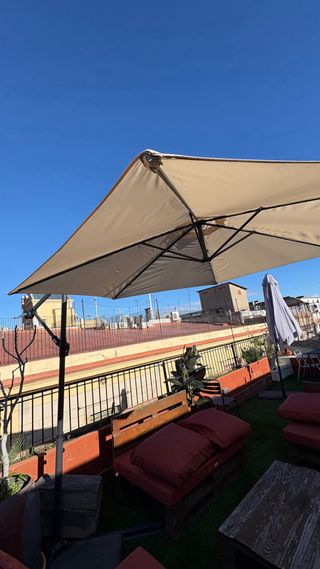 Parasol de jardín beige y gris