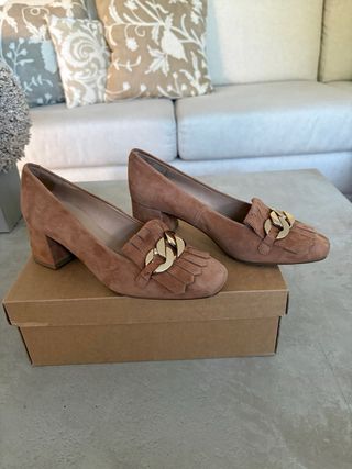 Zapatos tipo ante camel, cadena dorada Talla 37