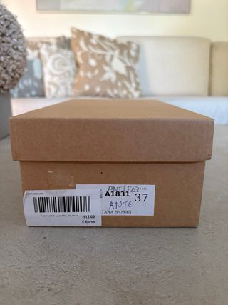 Zapatos tipo ante camel, cadena dorada Talla 37